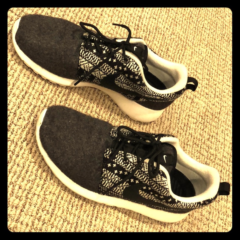 Women’s Nike Shoes 🖤❄️